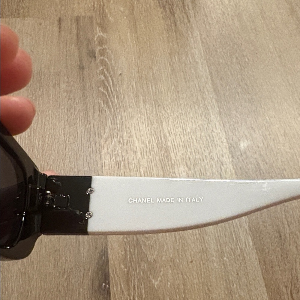 CHANEL Black and White Rectangular Logo Sunglasses authentic - Picture 4 of 6